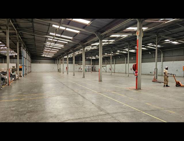 6,974M² WAREHOUSE TO LET IN HUGHES